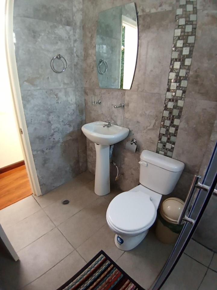 Hostal Atlantis Quito Buitenkant foto