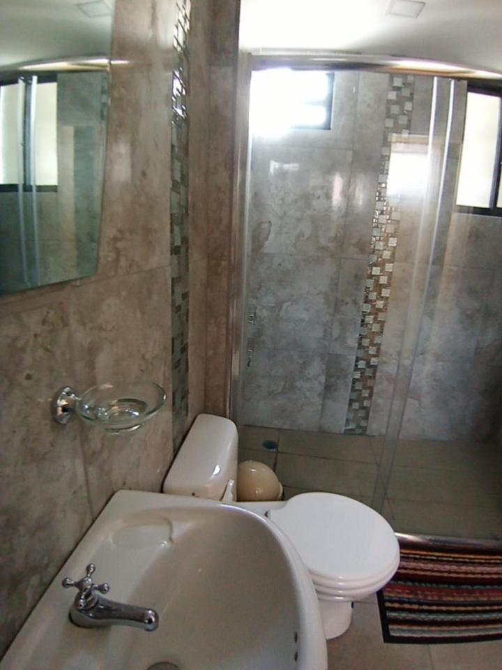 Hostal Atlantis Quito Buitenkant foto